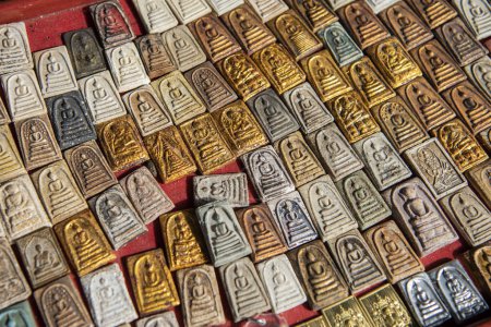 Thaïlande, Ubon Ratchathani - 25 novembre 2023 : Amulettes sur le comptoir du marché thaïlandais des amulettes dans le centre-ville d'Udon Ratchathani et la province d'Ubon Ratchathani en Thaïlande.