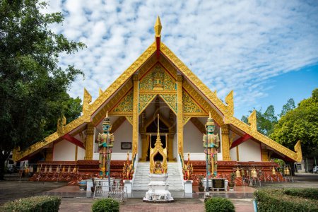 Téléchargez les photos : Wat Si Pradu dans le centre-ville d'Udon Ratchathani et la province d'Ubon Ratchathani en Thaïlande. Thaïlande, Ubon Ratchathani, 25 novembre 2023 - en image libre de droit