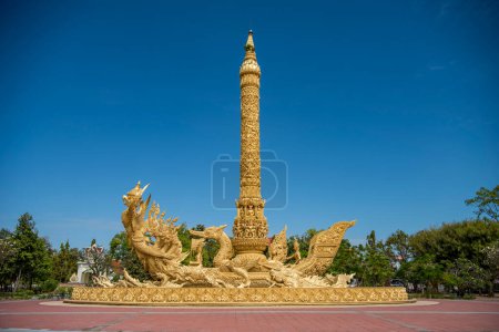Réplica de flotador de Ubon Ratchathani Candle Festival situado en el parque Thung Si Muang en Ubon Ratchathani, Tailandia.