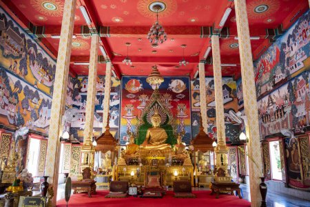 Téléchargez les photos : Thaïlande, Ubon Ratchathani - 25 novembre 2023 : Bouddha à l'intérieur de Wat Liab dans le centre-ville d'Udon Ratchathani et province d'Ubon Ratchathani en Thaïlande. - en image libre de droit