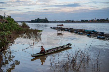 Photo for Thailand, Ubon Ratchathani - November 25, 2023: Fishing Man on the Mun River in the city centre of Udon Ratchathani and Province Ubon Ratchathani in Thailand. - Royalty Free Image