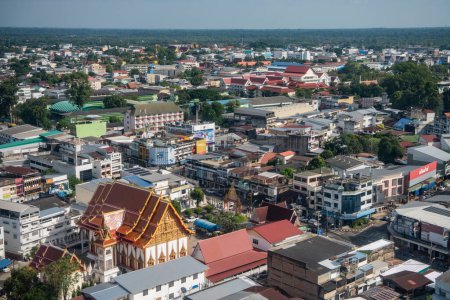 Téléchargez les photos : Vue aérienne du centre-ville d'Udon Ratchathani dans la province d'Ubon Ratchathani en Thaïlande, 22 novembre 2023. - en image libre de droit