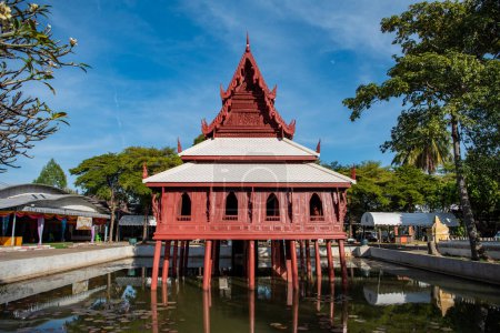 Wat Thung Si Mueang en el centro de la ciudad de Ubon Ratchathani y Provincia Ubon Ratchathani en Tailandia. Tailandia, Ubon Ratchathani, 22 de noviembre de 2023