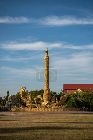 Réplica de flotador de Ubon Ratchathani Candle Festival situado en el parque Thung Si Muang en Ubon Ratchathani, Tailandia.
