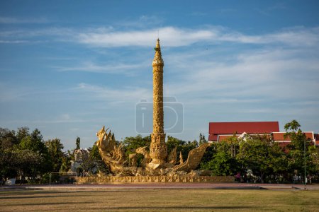 Téléchargez les photos : Réplique de flotteur de Ubon Ratchathani Candle Festival situé dans le parc Thung Si Muang à Ubon Ratchathani, Thaïlande. - en image libre de droit