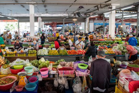 Foto de Tailandia, Ubon Ratchathani - 23 de noviembre de 2023: Mercado de alimentos en la ciudad Udon Ratchathani y la provincia Ubon Ratchathani en Tailandia. - Imagen libre de derechos