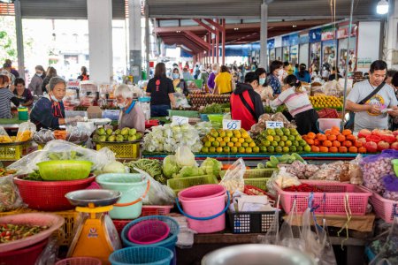 Foto de Tailandia, Ubon Ratchathani - 23 de noviembre de 2023: Mercado de alimentos en la ciudad Udon Ratchathani y la provincia Ubon Ratchathani en Tailandia. - Imagen libre de derechos