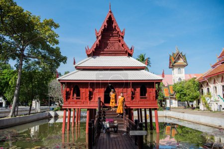 Téléchargez les photos : Thaïlande, Ubon Ratchathani - 22 novembre 2023 : Des moines près de Wat Thung Si Mueang dans le centre-ville d'Ubon Ratchathani et la province d'Ubon Ratchathani en Thaïlande. - en image libre de droit