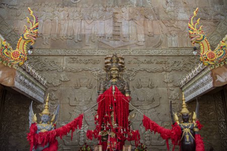 Téléchargez les photos : Garde du temple à Wat Maha Wanaram dans la ville d'Udon Ratchathani et la province d'Ubon Ratchathani en Thaïlande. Thaïlande, Ubon Ratchathani, 23 novembre 2023 - en image libre de droit