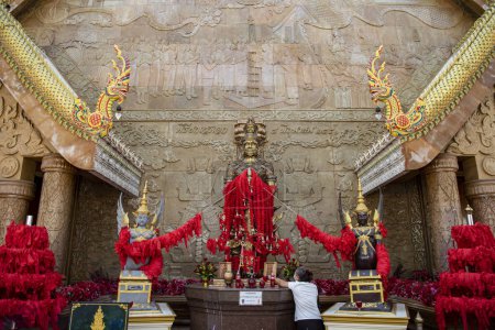 Téléchargez les photos : Garde du temple à Wat Maha Wanaram dans la ville d'Udon Ratchathani et la province d'Ubon Ratchathani en Thaïlande. Thaïlande, Ubon Ratchathani, 23 novembre 2023 - en image libre de droit
