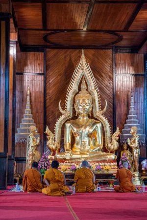 Téléchargez les photos : Thaïlande, Ubon Ratchathani - Novembre 23, 2023 : Bouddha à l'intérieur de Wat Luang dans la ville Udon Ratchathani et Province Ubon Ratchathani en Thaïlande. - en image libre de droit