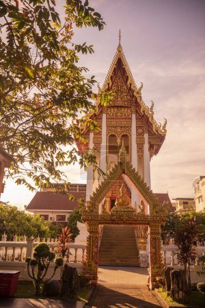 Foto de Wat Luang en la ciudad Udon Ratchathani y Provincia Ubon Ratchathani en Tailandia. Tailandia, Ubon Ratchathani, 23 de noviembre de 2023 - Imagen libre de derechos