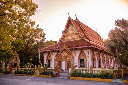 Téléchargez les photos : Wat Phon Phaen dans la ville Udon Ratchathani et Province Ubon Ratchathani en Thaïlande. Thaïlande, Ubon Ratchathani, 23 novembre 2023 - en image libre de droit