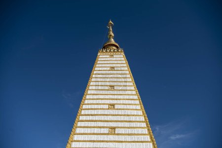 Tailandia, Ubon Ratchathani - 24 de noviembre de 2023: Sri Maha Pho Chedi of Wat Phra That Nong Bua Temple in the city centre of Ubon Ratchathani and Province Ubon Ratchathani in Thailand.