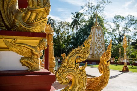 Foto de Detalles en Wat Phra That Nong Bua Temple en el centro de la ciudad de Udon Ratchathani y la provincia de Ubon Ratchathani en Tailandia. Tailandia, Ubon Ratchathani, 24 de noviembre de 2023 - Imagen libre de derechos