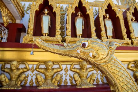 Foto de Decoraciones en Sri Maha Pho Chedi de Wat Phra Ese templo de Nong Bua en el centro de la ciudad de Udon Ratchathani y la provincia de Ubon Ratchathani en Tailandia. Tailandia, Ubon Ratchathani, 24 de noviembre de 2023 - Imagen libre de derechos