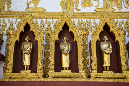 Foto de Tailandia, Ubon Ratchathani - 24 de noviembre de 2023: Detalles en Wat Phra That Nong Bua Temple in the city centre of Udon Ratchathani and Province Ubon Ratchathani in Thailand. - Imagen libre de derechos