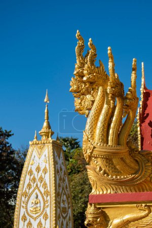 Foto de Naga en Sri Maha Pho Chedi de Wat Phra Ese templo de Nong Bua en el centro de la ciudad de Udon Ratchathani y la provincia de Ubon Ratchathani en Tailandia. Tailandia, Ubon Ratchathani, 24 de noviembre de 2023 - Imagen libre de derechos