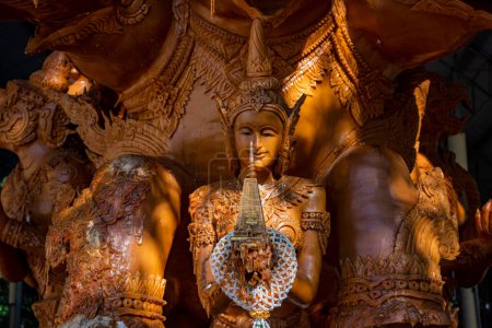 Téléchargez les photos : Thaïlande, Ubon Ratchathani - 24 novembre 2023 : Détail de la vraie bougie de cire sculptée du festival de bougie de cire dans le centre-ville d'Ubon Ratchathani et la province d'Ubon Ratchathani en Thaïlande. - en image libre de droit