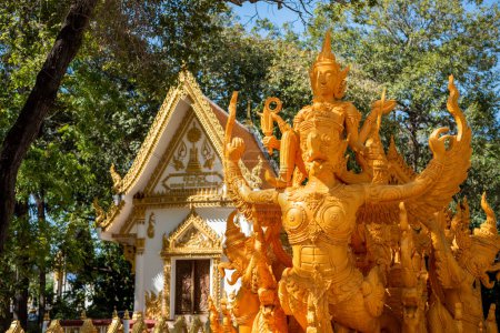 Foto de Estatua de la historia de Buda de Oro, como para tallar vela de cera en el templo de Wat Phra That Nong Bua en el centro de la ciudad de Udon Ratchathani y la provincia de Ubon Ratchathani en Tailandia, Noviembre 24, 2023 - Imagen libre de derechos