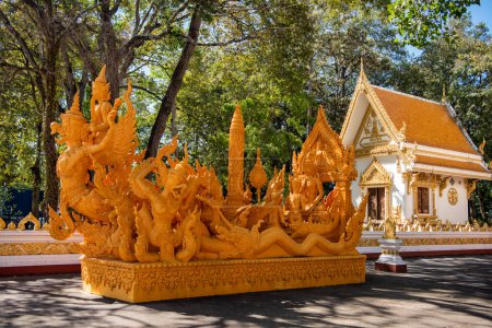 Téléchargez les photos : Statue d'histoire de Bouddha d'or, comme sculpter une bougie de cire au temple Wat Phra That Nong Bua dans le centre-ville d'Udon Ratchathani et dans la province d'Ubon Ratchathani en Thaïlande, 24 novembre 2023 - en image libre de droit