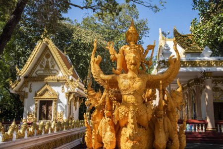 Téléchargez les photos : Statue d'histoire de Bouddha d'or, comme sculpter une bougie de cire au temple Wat Phra That Nong Bua dans le centre-ville d'Udon Ratchathani et dans la province d'Ubon Ratchathani en Thaïlande, 24 novembre 2023 - en image libre de droit