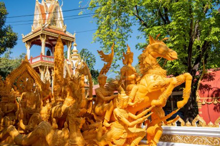 Foto de Estatua de la historia de Buda de Oro, como para tallar vela de cera en el templo de Wat Phra That Nong Bua en el centro de la ciudad de Udon Ratchathani y la provincia de Ubon Ratchathani en Tailandia, Noviembre 24, 2023 - Imagen libre de derechos
