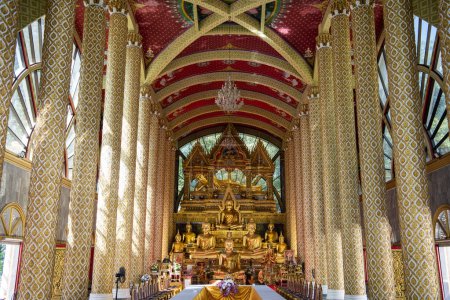 Téléchargez les photos : Thaïlande, Ubon Ratchathani - 24 novembre 2023 : Atmosphère à l'intérieur d'un important site religieux avec des sculptures et des statues au temple Wat Phra That Nong Bua dans le centre-ville et dans la province d'Ubon Ratchathani en Thaïlande. - en image libre de droit