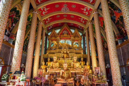 Foto de Tailandia, Ubon Ratchathani - 24 de noviembre de 2023: Ambiente dentro de un importante sitio religioso con esculturas y estatuas en el templo Wat Phra That Nong Bua en el centro de la ciudad y la provincia Ubon Ratchathani en Tailandia. - Imagen libre de derechos