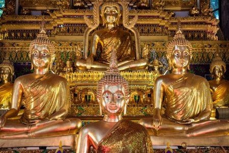 Foto de Tailandia, Ubon Ratchathani - 24 de noviembre de 2023: Ambiente dentro de un importante sitio religioso con esculturas y estatuas en el templo Wat Phra That Nong Bua en el centro de la ciudad y la provincia Ubon Ratchathani en Tailandia. - Imagen libre de derechos