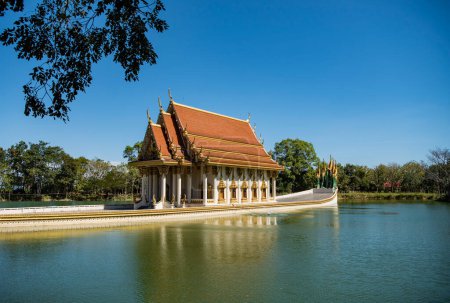 Foto de Ship Temple of Wat Sa Prasan Suk en el centro de la ciudad de Ubon Ratchathani y Provincia Ubon Ratchathani en Tailandia. Tailandia, Ubon Ratchathani, 24 de noviembre de 2023 - Imagen libre de derechos