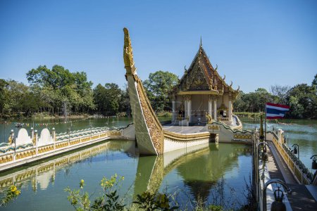 Téléchargez les photos : Temple du navire de Wat Sa Prasan Suk dans le centre-ville d'Ubon Ratchathani et la province d'Ubon Ratchathani en Thaïlande. Thaïlande, Ubon Ratchathani, 24 novembre 2023 - en image libre de droit