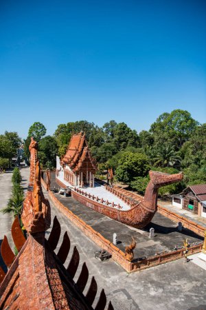 Foto de Ship Temple of Wat Sa Prasan Suk en el centro de la ciudad de Ubon Ratchathani y Provincia Ubon Ratchathani en Tailandia. Tailandia, Ubon Ratchathani, 24 de noviembre de 2023 - Imagen libre de derechos