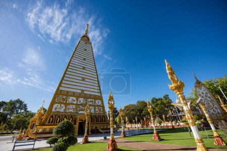 Téléchargez les photos : Thaïlande, Ubon Ratchathani - 24 novembre 2023 : Sri Maha Pho Chedi of Wat Phra That Nong Bua Temple in the city centre of Ubon Ratchathani and Province Ubon Ratchathani in Thailand. - en image libre de droit