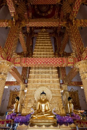 Téléchargez les photos : Thaïlande, Ubon Ratchathani - Novembre, 24 2023 : Dans le Sri Maha Pho Chedi de Wat Phra That Nong Bua Temple dans le centre-ville et la province Ubon Ratchathani en Thaïlande. - en image libre de droit