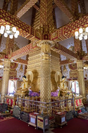 Foto de Tailandia, Ubon Ratchathani - 24 de noviembre de 2023: Dentro del Sri Maha Pho Chedi de Wat Phra Ese templo de Nong Bua en el centro de la ciudad y la provincia Ubon Ratchathani en Tailandia. - Imagen libre de derechos