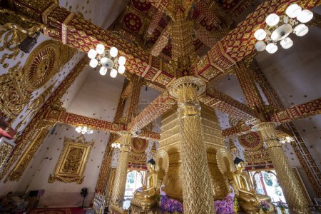 Foto de Tailandia, Ubon Ratchathani - 24 de noviembre de 2023: Dentro del Sri Maha Pho Chedi de Wat Phra Ese templo de Nong Bua en el centro de la ciudad y la provincia Ubon Ratchathani en Tailandia. - Imagen libre de derechos