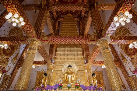 Téléchargez les photos : Thaïlande, Ubon Ratchathani - Novembre, 24 2023 : Dans le Sri Maha Pho Chedi de Wat Phra That Nong Bua Temple dans le centre-ville et la province Ubon Ratchathani en Thaïlande. - en image libre de droit