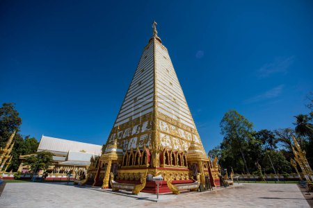 Foto de Tailandia, Ubon Ratchathani - 24 de noviembre de 2023: Sri Maha Pho Chedi of Wat Phra That Nong Bua Temple in the city centre of Ubon Ratchathani and Province Ubon Ratchathani in Thailand. - Imagen libre de derechos