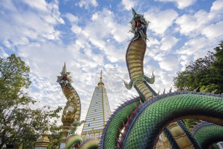 Téléchargez les photos : Thaïlande, Ubon Ratchathani - 24 novembre 2023 : Serpent de sculpture arc-en-ciel entourant Sri Maha Pho Chedi de Wat Phra That Nong Bua Temple dans le centre-ville d'Ubon Ratchathani et Province Ubon Ratchathani en Thaïlande. - en image libre de droit