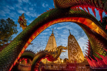 Téléchargez les photos : Thaïlande, Ubon Ratchathani - 24 novembre 2023 : Serpent de sculpture arc-en-ciel entourant Sri Maha Pho Chedi de Wat Phra That Nong Bua Temple dans le centre-ville d'Ubon Ratchathani et Province Ubon Ratchathani en Thaïlande. - en image libre de droit