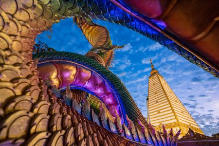 Foto de Tailandia, Ubon Ratchathani - 24 de noviembre de 2023: Serpiente arcoiris alrededor de Sri Maha Pho Chedi de Wat Phra That Nong Bua Temple en el centro de Ubon Ratchathani y la provincia Ubon Ratchathani en Tailandia. - Imagen libre de derechos