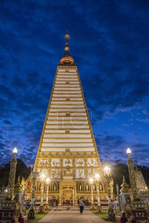Téléchargez les photos : Thaïlande, Ubon Ratchathani - 24 novembre 2023 : Sri Maha Pho Chedi of Wat Phra That Nong Bua Temple in the city centre of Ubon Ratchathani and Province Ubon Ratchathani in Thailand. - en image libre de droit