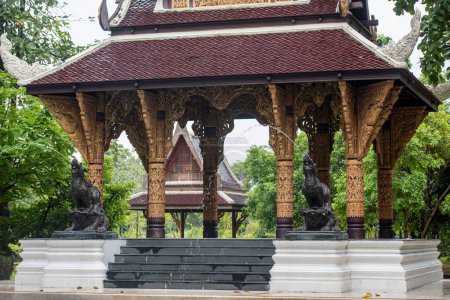 Pavillon thaïlandais traditionnel dans un hôtel dans le centre-ville de Nakhon Pathom et Province Nakhon Pathom en Thaïlande. Thaïlande, Nakhon Pathom, 9 novembre 2023