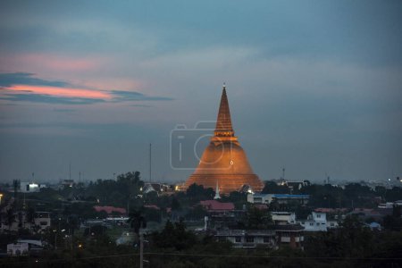 Foto de Phra Pathom Chedi en el centro de la ciudad de Nakhon Pathom y la provincia de Nakhon Pathom en Tailandia. Tailandia, Nakhon Pathom, 9 de noviembre de 2023 - Imagen libre de derechos