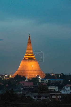 Phra Pathom Chedi en el centro de la ciudad de Nakhon Pathom y la provincia de Nakhon Pathom en Tailandia. Tailandia, Nakhon Pathom, 9 de noviembre de 2023 