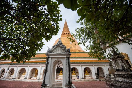 à l'intérieur du Phra Pathom Chedi dans le centre-ville de Nakhon Pathom et Province Nakhon Pathom en Thaïlande au 9 novembre 2023