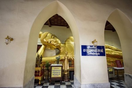 Foto de Tailandia, Nakhon Pathom, 9 de noviembre de 2023: Buda Reclinado dentro del Phra Pathom Chedi en el centro de la ciudad de Nakhon Pathom y la provincia de Nakhon Pathom en Tailandia. - Imagen libre de derechos