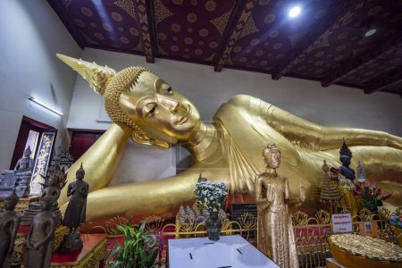Foto de Tailandia, Nakhon Pathom, 9 de noviembre de 2023: Buda Reclinado dentro del Phra Pathom Chedi en el centro de la ciudad de Nakhon Pathom y la provincia de Nakhon Pathom en Tailandia. - Imagen libre de derechos