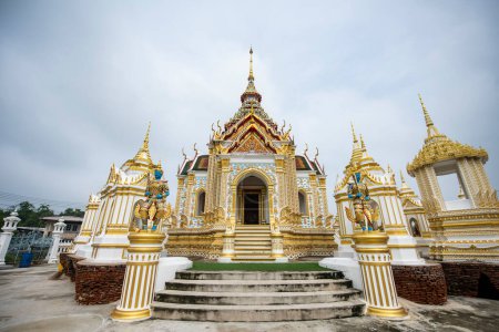 Foto de Wat Klang Bang Kaeo en Tambon Nakhon Chaisi Village cerca de la ciudad y la provincia de Nakhon Pathom en Tailandia. Tailandia, Nakhon Pathom, 11 de noviembre de 2023 - Imagen libre de derechos